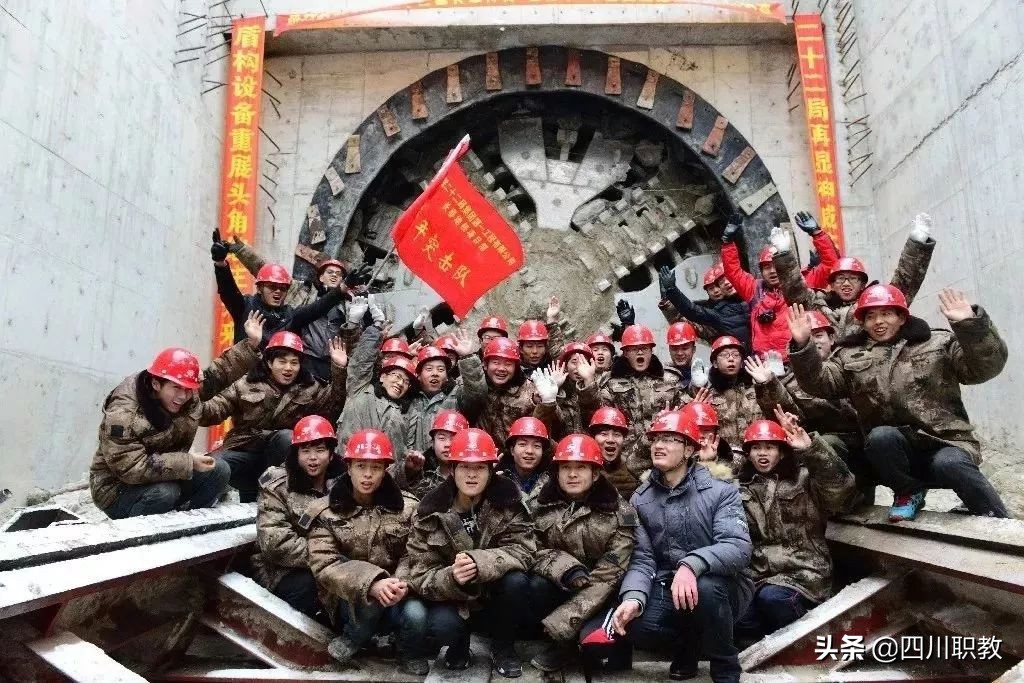 他们都是专科毕业，纷纷进中交、中铁集团，月入上万