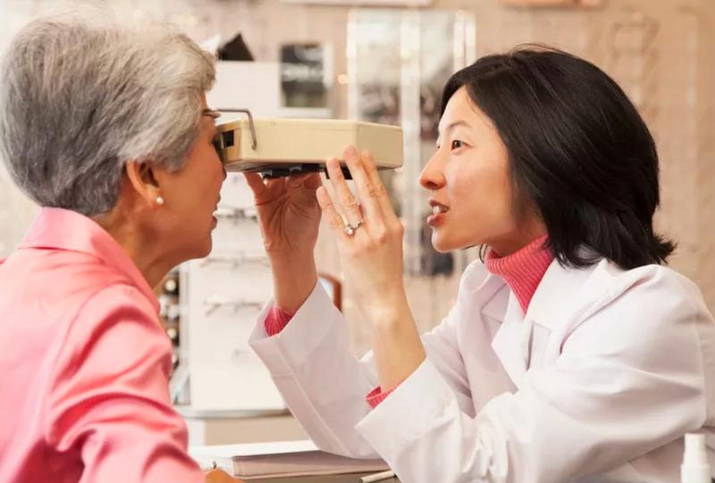 眼睛出现闪光感之后紧接着头疼,眼睛出现闪光感自己怎么调整