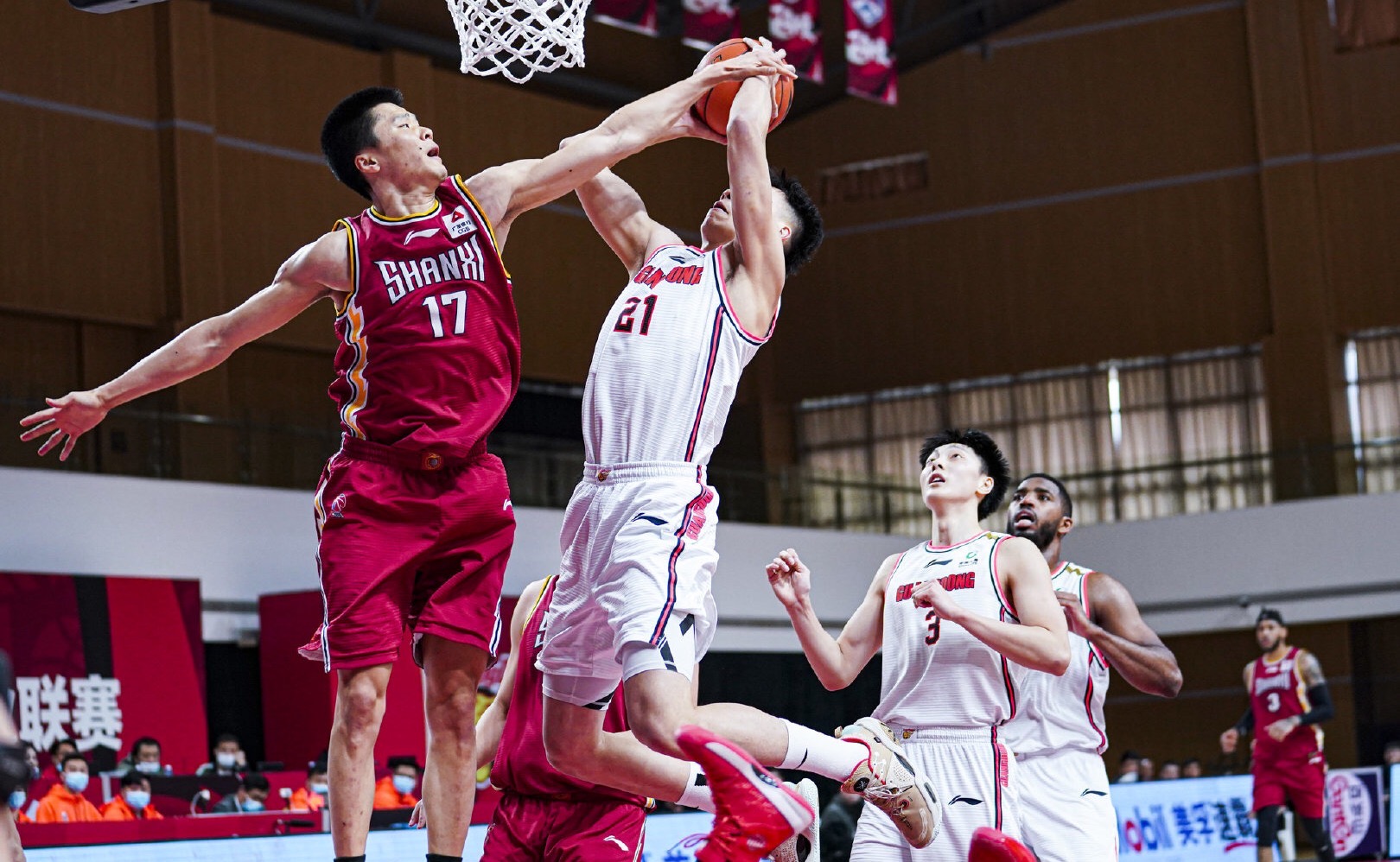 cba篮球比赛如果犯规罚下不够5人,cba无厘头判罚