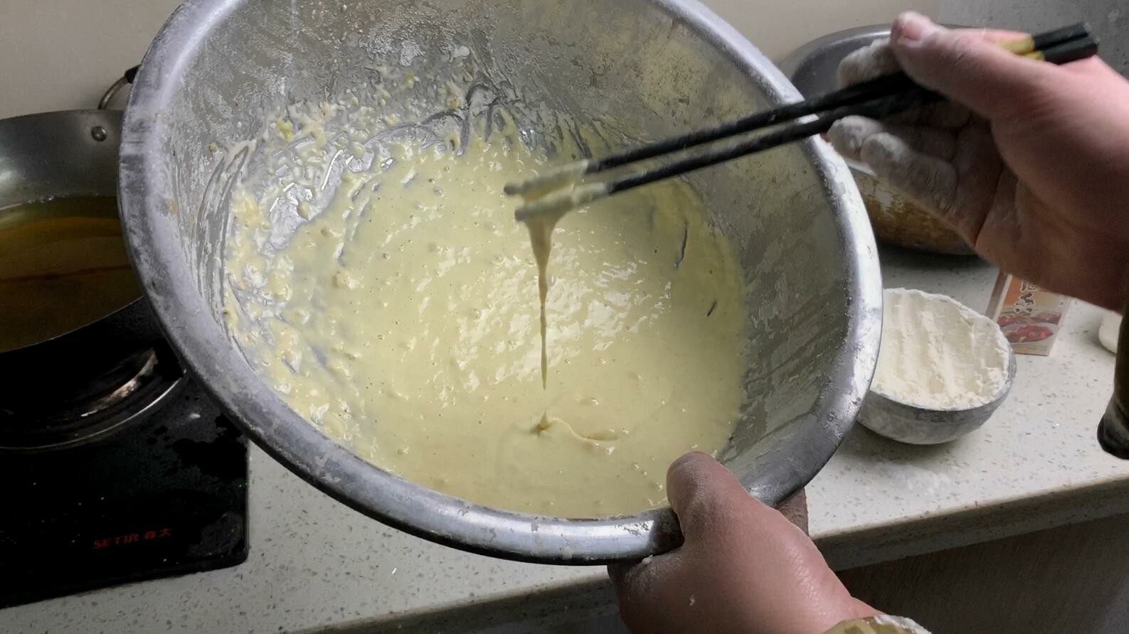 炸鱼的家常做法不用面粉淀粉,炸鱼挂芡是用淀粉还是用面粉