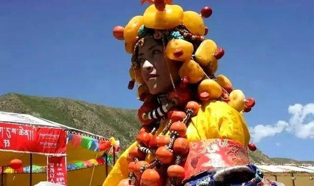 8个字概括一个人的特点,藏饰特点