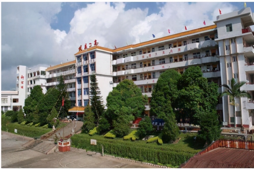 2021年南宁高考学校排名,2022广西南宁高考一本率高中排名