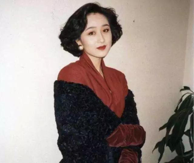 香港豪门最惨原配！生前帮贫穷小子成首富，死后还要被他利用？