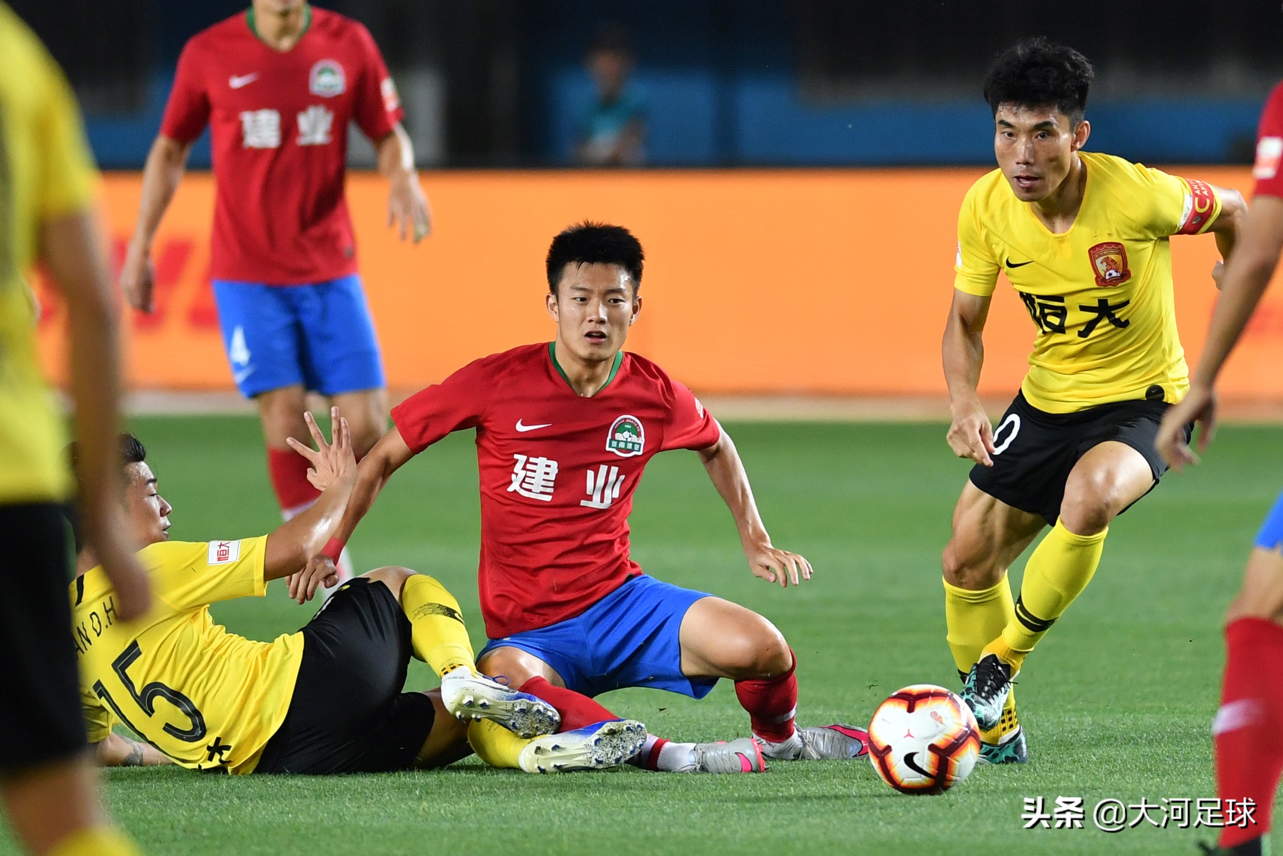 中超强队遭遇两连败弱队两连胜,中超单场爆发