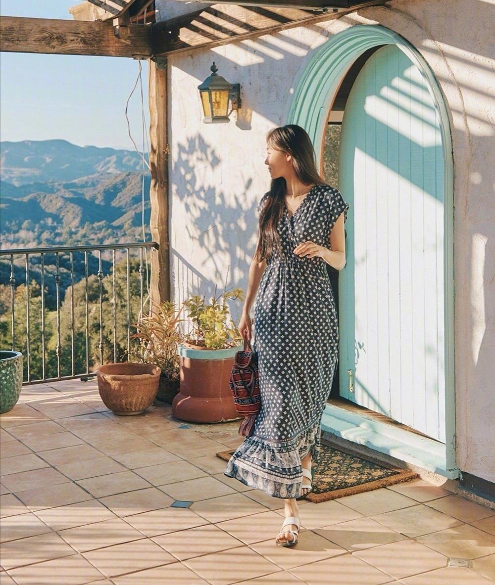 40岁女人怎样避免老气？韩国女星孔晓振碎花裙穿搭，少女感十足