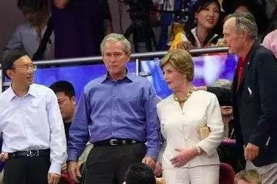 美国老布什总统逝世葬礼,美国前总统老布什跳伞