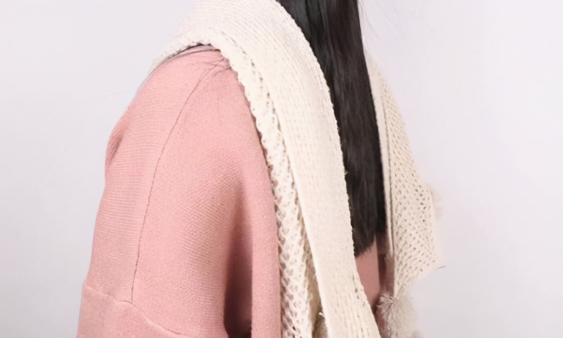 教你围巾的好看系法好看又减龄,这么多款围巾系法总有一款适合你