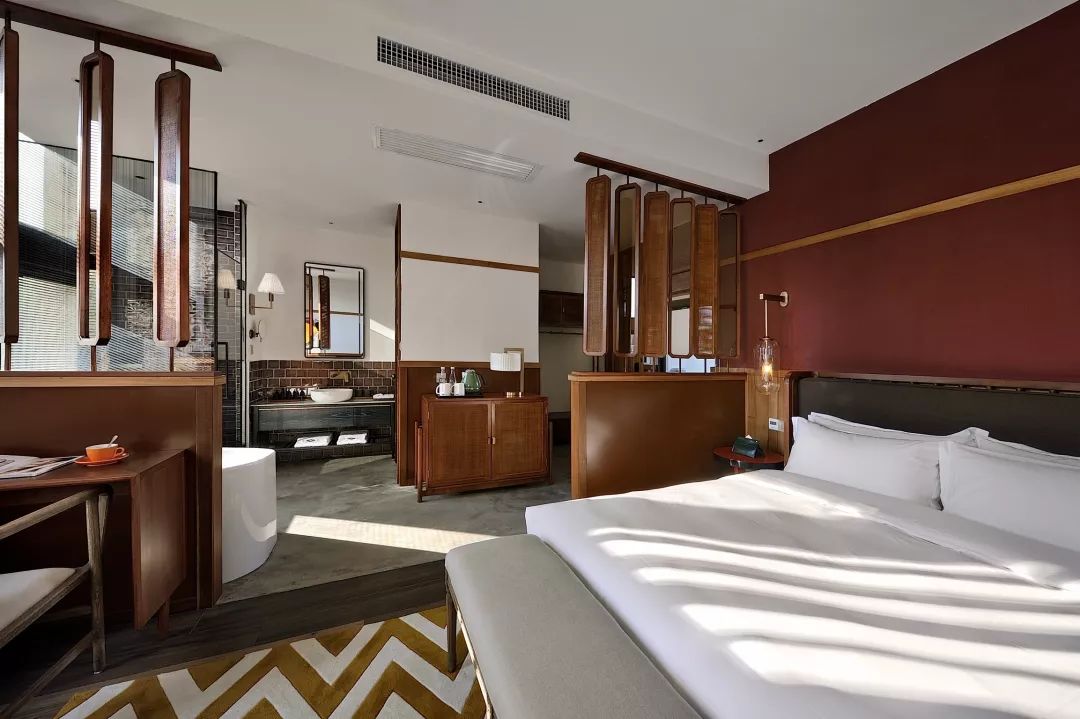 秋日河畔画中小镇，隐于茶园流水，山水间三店新开旅居吃茶慢生活