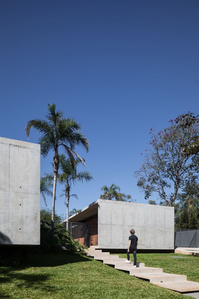 巴西利亚原始的清水混凝土与红砖打造的别墅