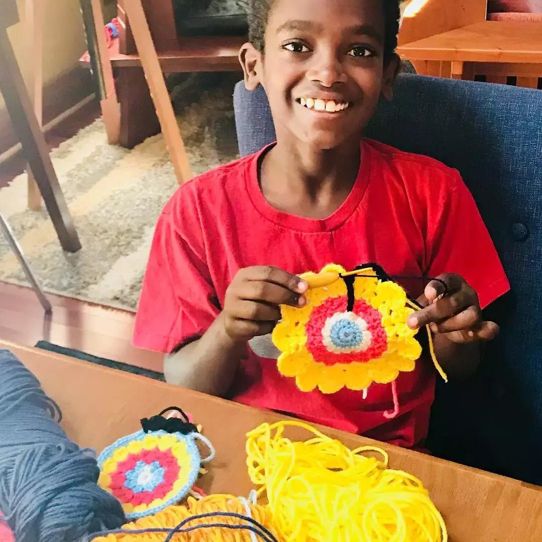 他是非洲弃婴，5岁用钩针，逆袭成美国“全民偶像”，狂吸19万粉