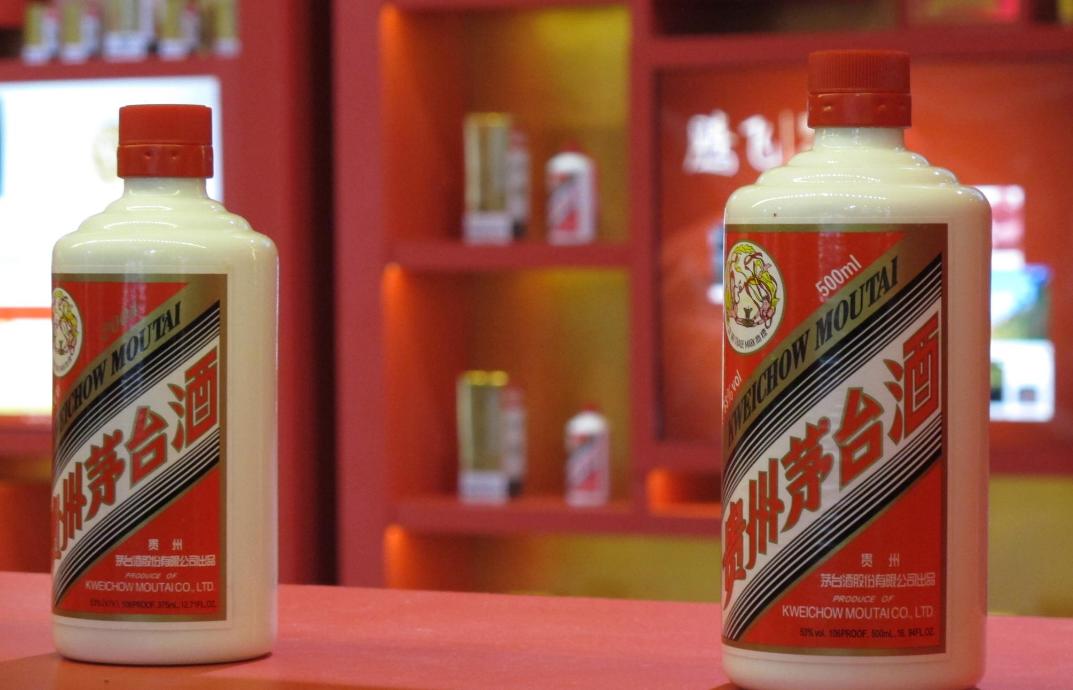 为什么酒友们都喜欢喝酱香型白酒,中国酒友喝茅台酒