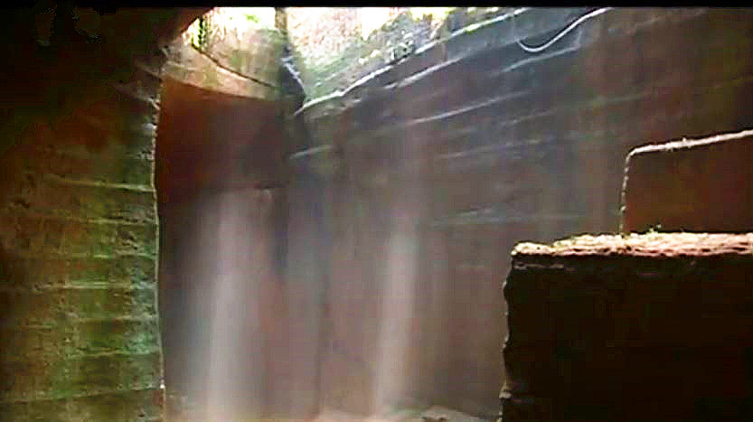 小水塘下藏着巨大山洞,水塘抽干水后专家竟然发现宫殿