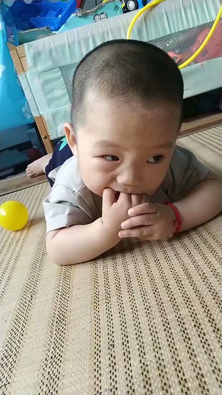 宝宝老是咬下嘴唇有什么方法不咬,2岁宝宝咬下嘴唇怎么改正