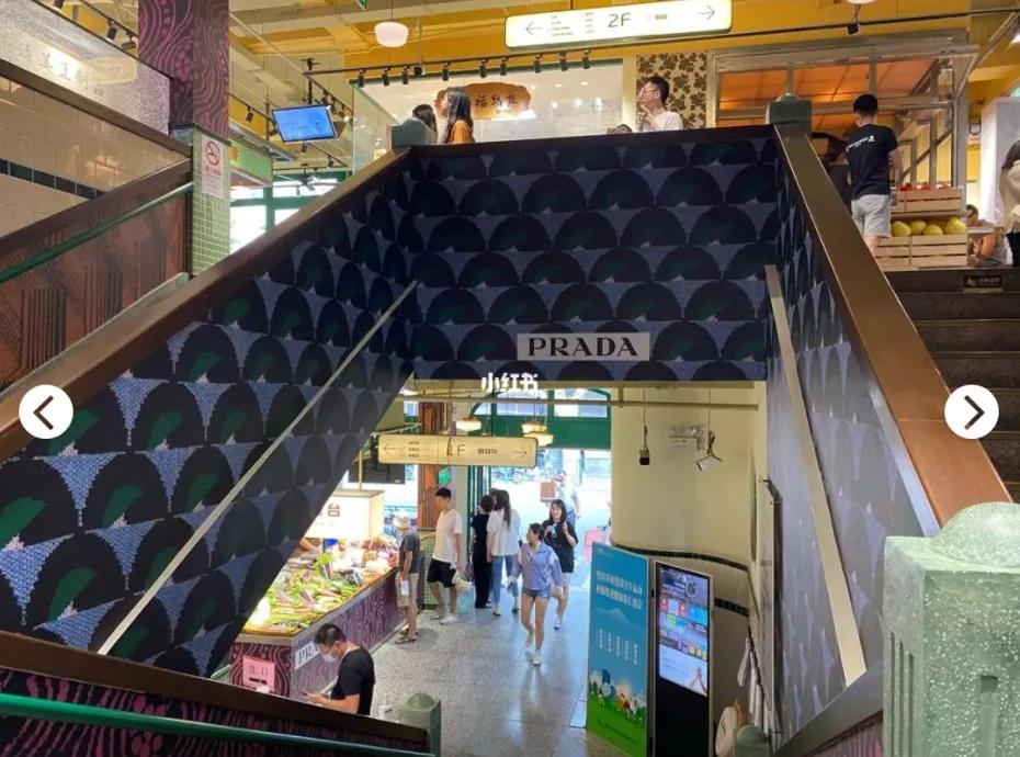 prada购物图,prada专柜购物袋