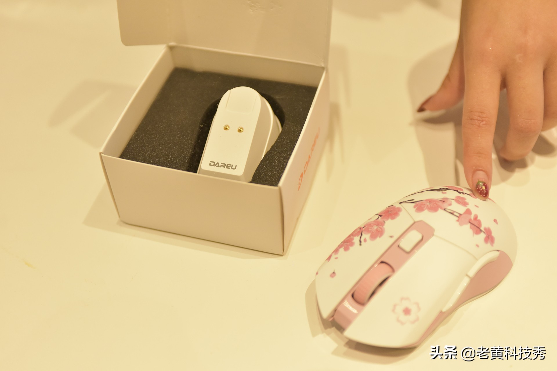 软妹用的鼠标什么样：达尔优EM901轻量化首测，感受樱花的轻盈