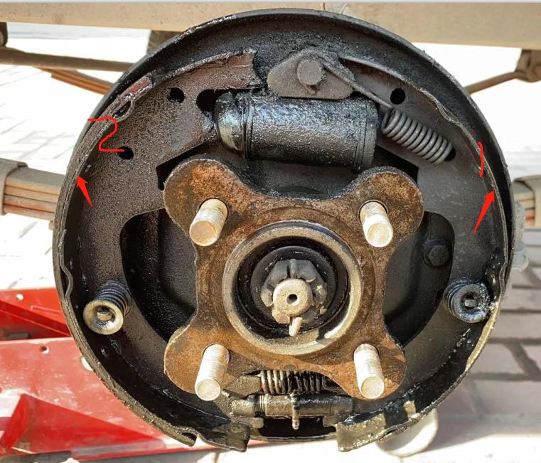 刹车片才磨损一点就刹不住了,刚换刹车片为什么刹不住车