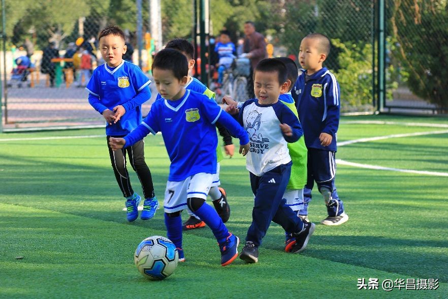 儿童足球训练搞笑瞬间,小孩足球训练10个基本动作