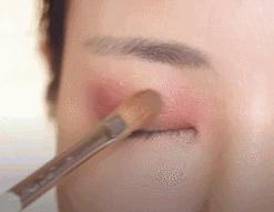 眼妆画完一会就脏掉了,眼妆一画就显得凶