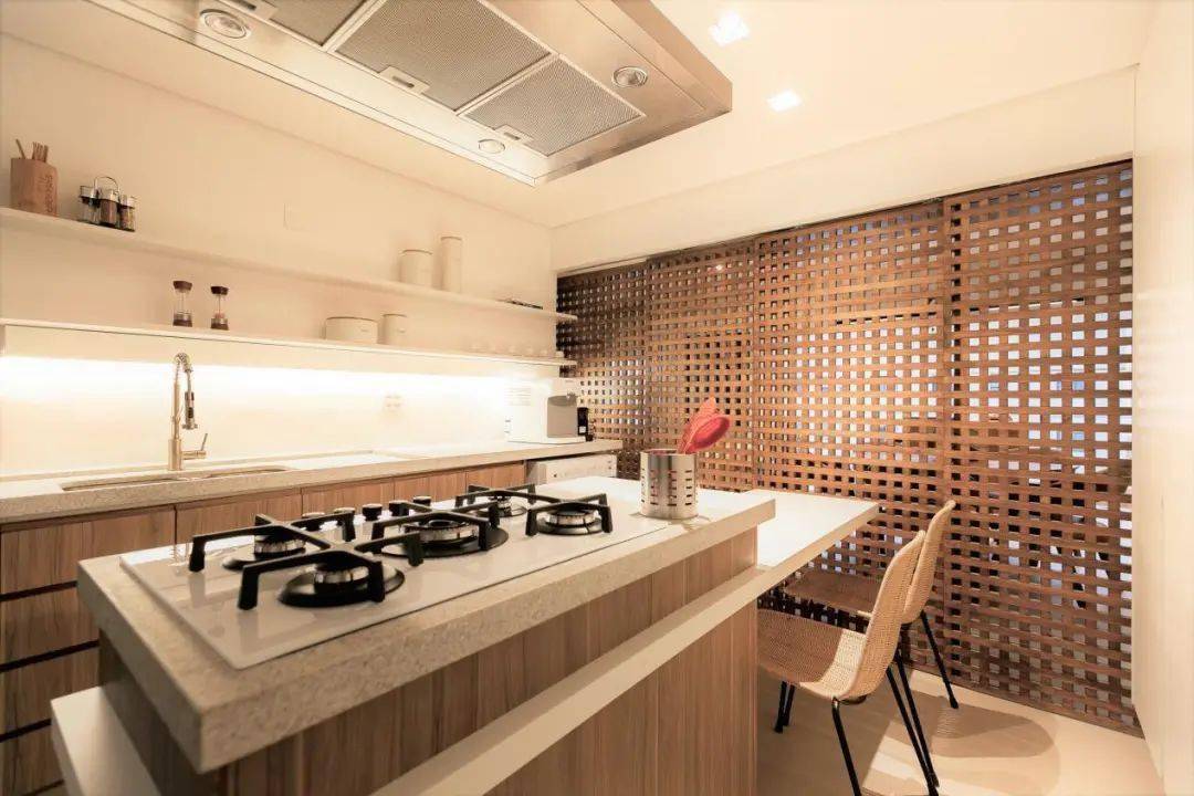 侧吸式和顶吸式油烟机哪种更实用,顶吸式和侧吸式油烟机哪个好用