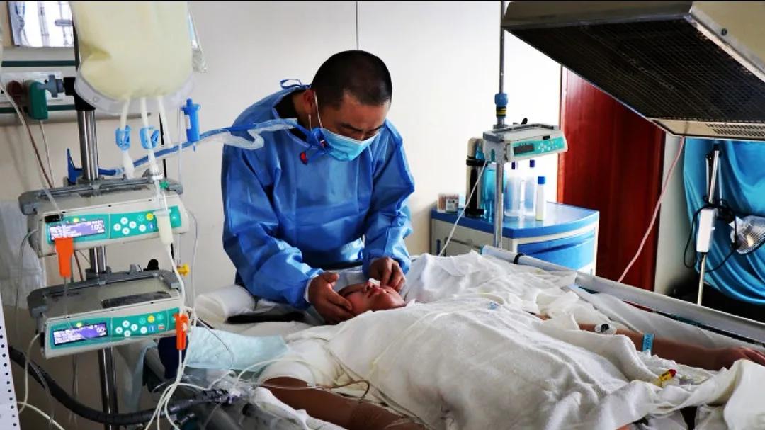 腹痛患者，肌注布桂嗪后发生呼吸心跳骤停，徒手复苏20分钟成功