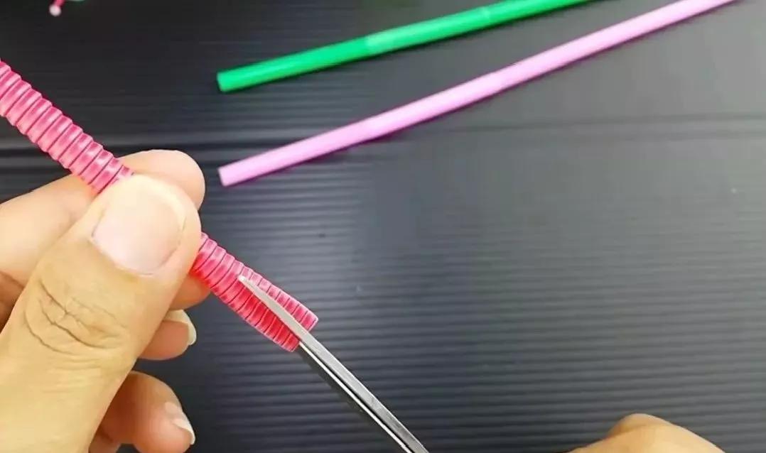 七彩的吸管剪一剪,DIY的蜗牛,天鹅,简直太像了(附教程)