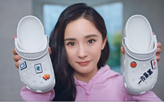 杨幂晒出美照宣传代言新品,杨幂复出水嫩亮相