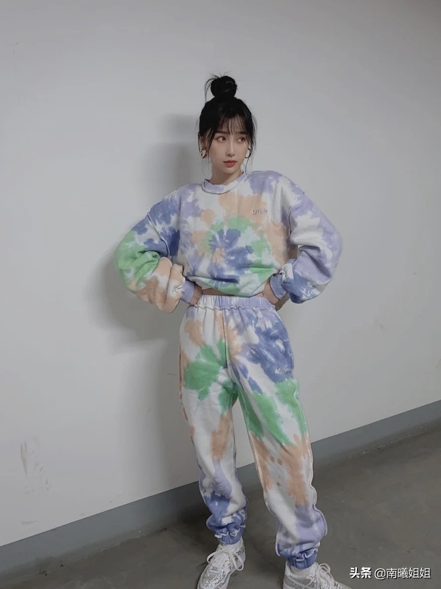 时髦的女人都穿卫衣减龄又好看,女生一定要了解的卫衣经典搭配