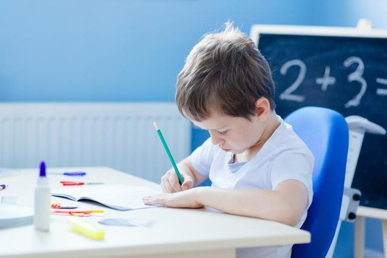 孩子固执听不进任何意见怎么办,孩子总是固执己见怎么办