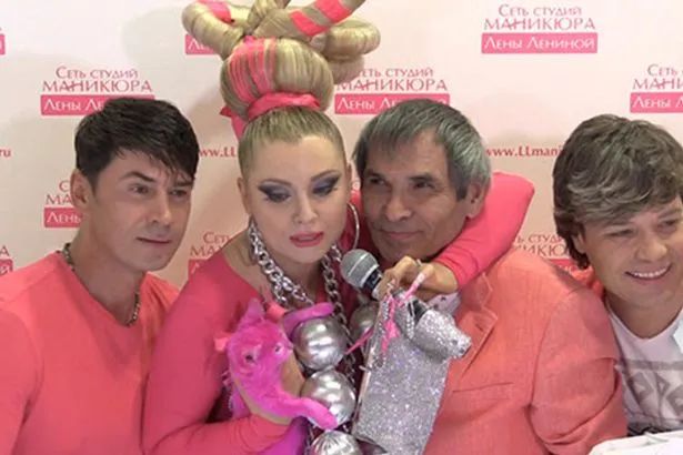 小狗被染色,给可爱小狗染色