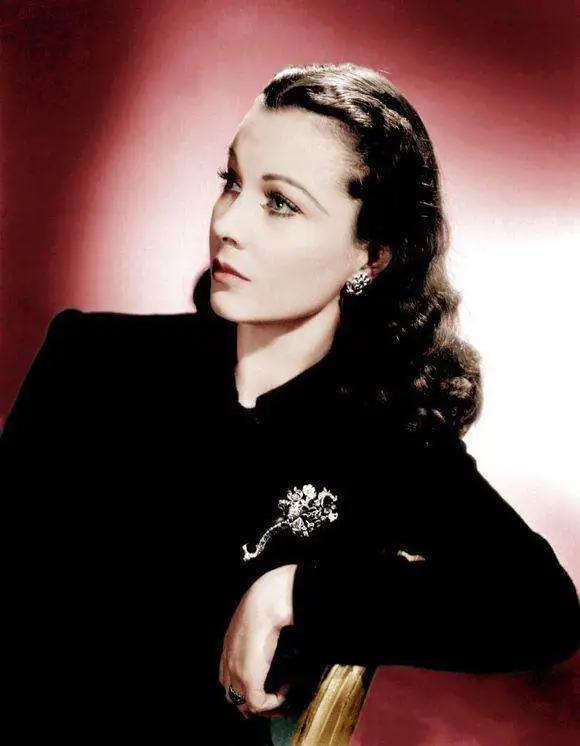 英国女王戴胸针,英国女王佩戴的胸针