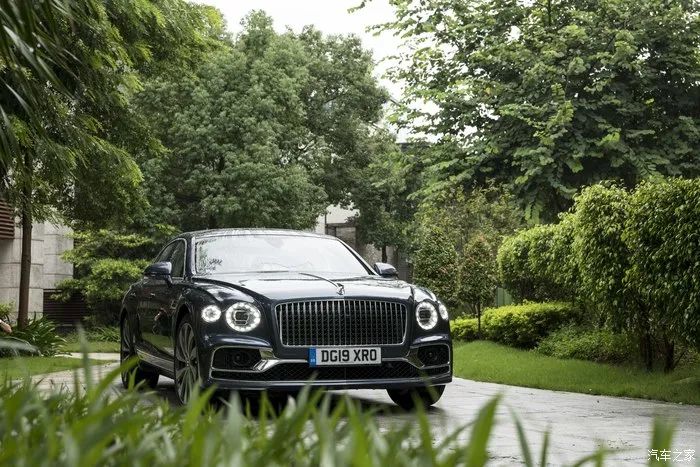 宾利飞驰对比迈巴赫s480气场,宾利飞驰街拍气场霸气视频