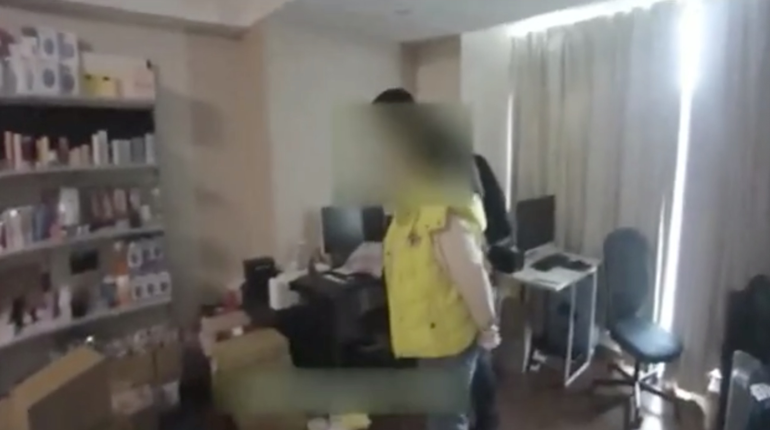 *私走**团伙长期雇佣代购从韩国将化妆品携带入境商品价值800万