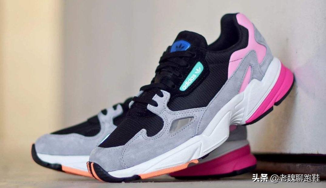 阿迪达斯三叶草好还是三道杠好,阿迪达斯羽绒服三叶草和三道杠