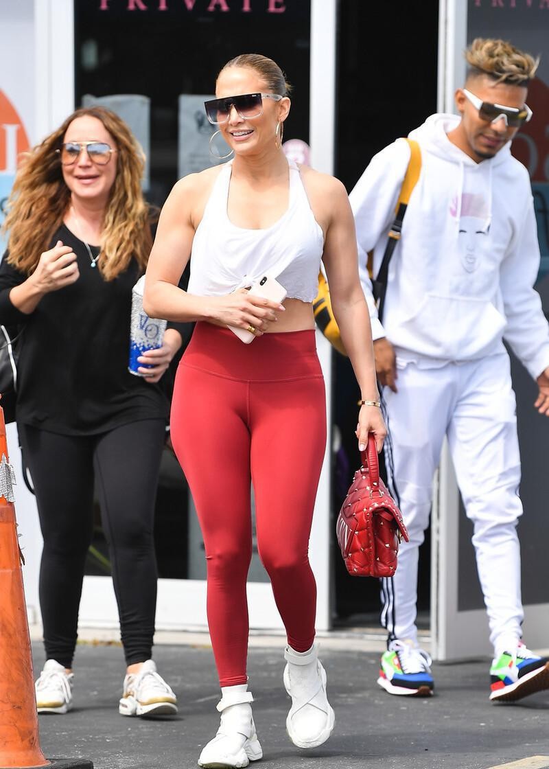 詹妮弗洛佩兹inthemorningmv,詹妮弗洛佩兹身穿蓝色运动套装