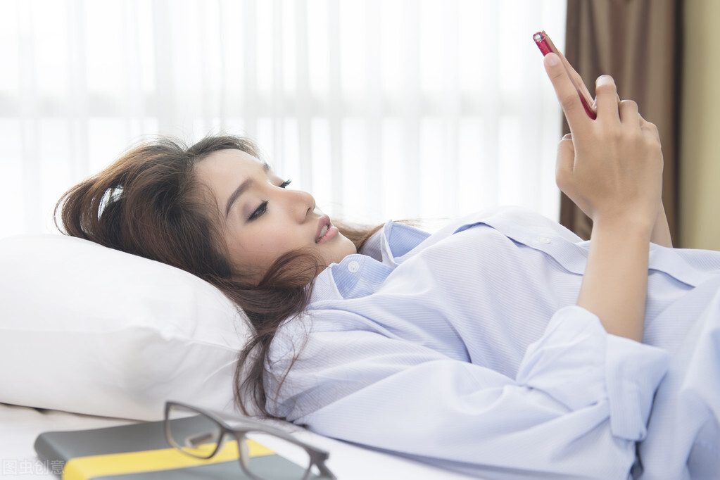 为什么女生总是在玩手机,经常玩手机脖子疼怎么缓解