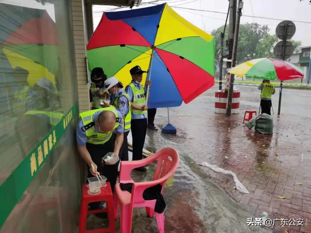 抗疫一线工作者冒着大雪坚守一线,致敬高温下的抗疫战
