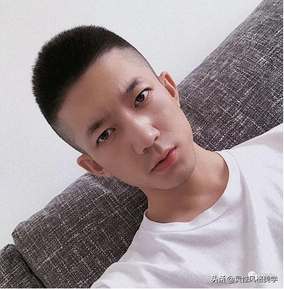 两边铲光的扎发狼尾发型男,2021年最流行男发武士头