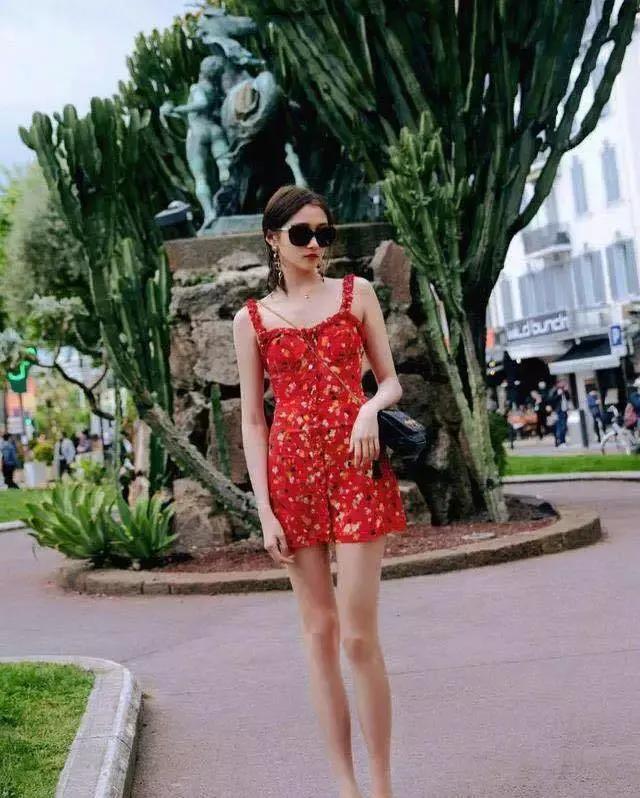 泫雅、迪丽热巴、关晓彤的印花裙，谁的品味更好？