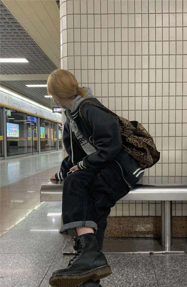 马丁靴怎么选一双搞定99%秋冬穿搭,短筒马丁靴搭配什么裤子好看