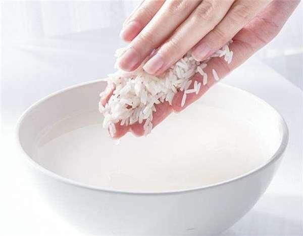 用苏打粉怎么去除发黄的白色衣服,白色衣服发黄怎么恢复原色