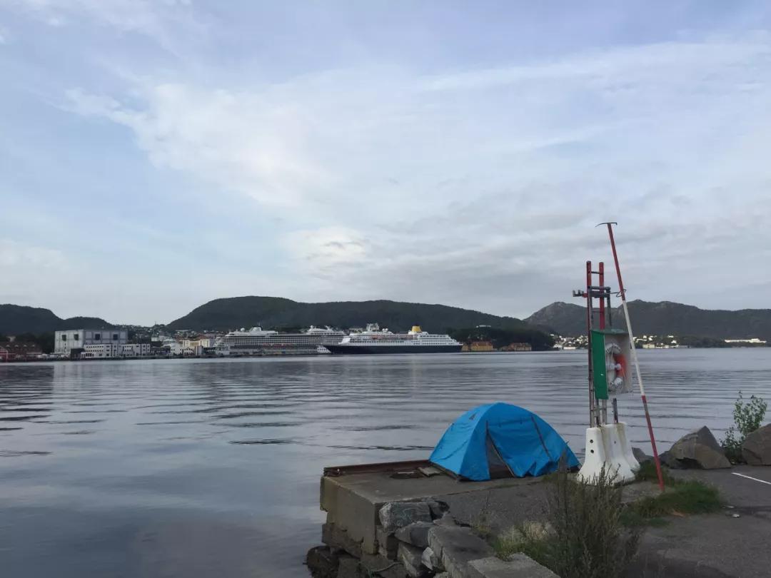 26岁80国。这个河南商丘的小伙子告诉我们，环游世界没有门槛