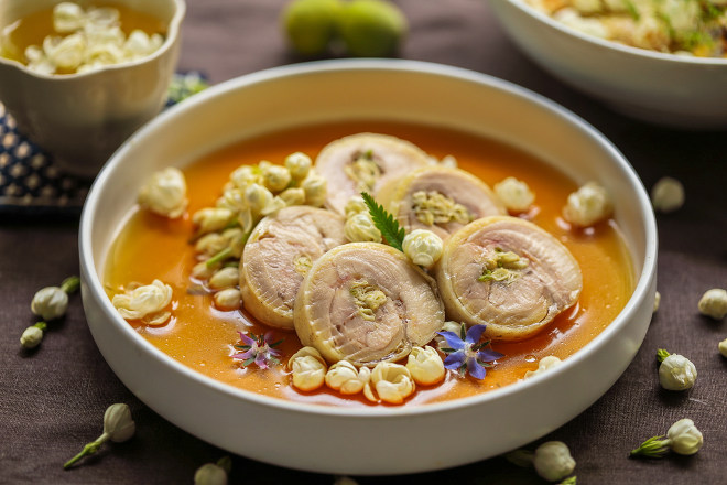 别犹豫，鲜花真能做菜，还挺好吃，吃点鲜花菜肴才不负好*光春**