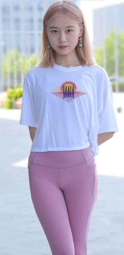 破洞裤穿搭气质,穿搭打底裤尽显时尚美感