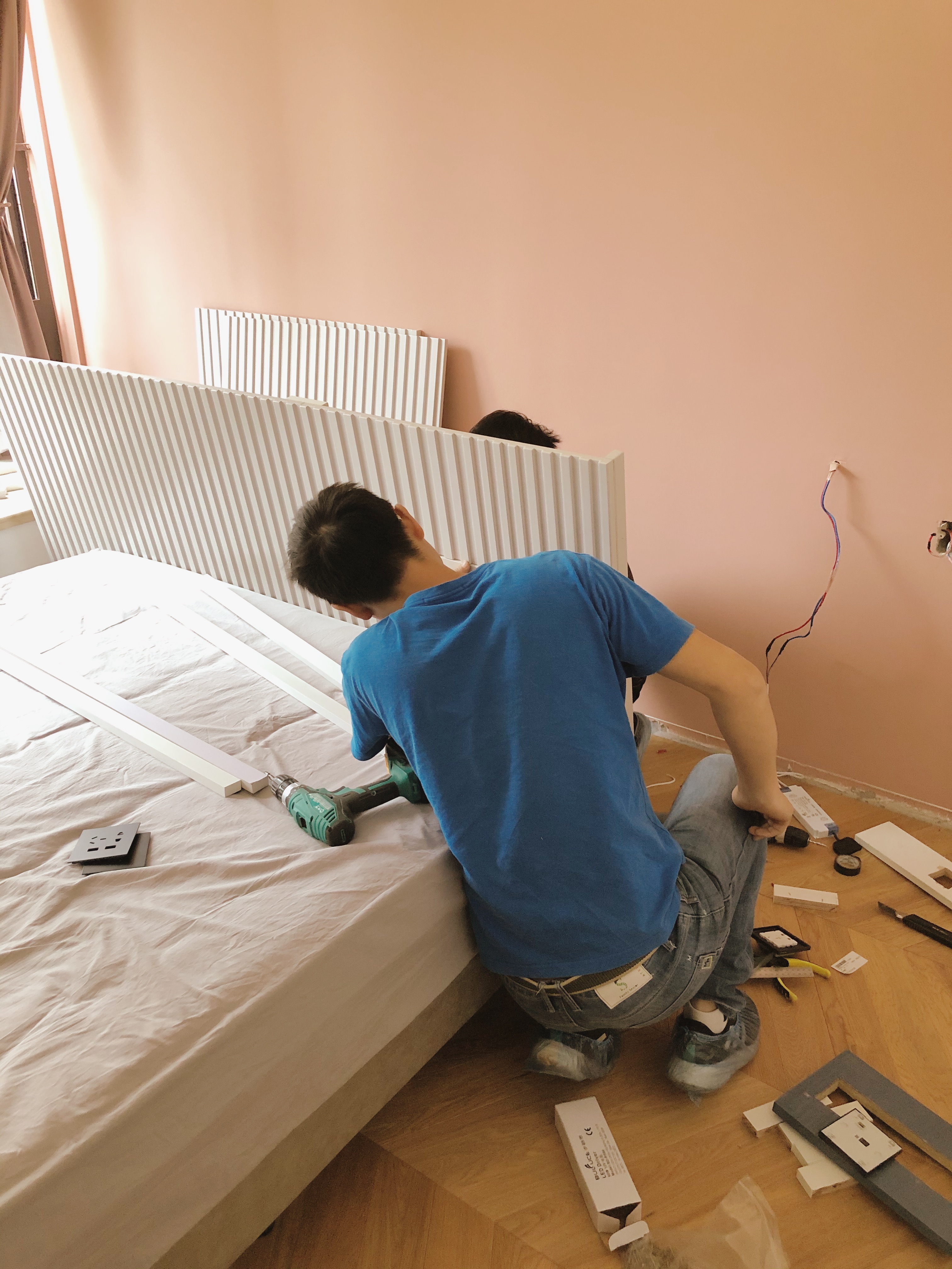 粉色格栅卧室背景墙,卧室背景墙是粉色搭配什么窗帘