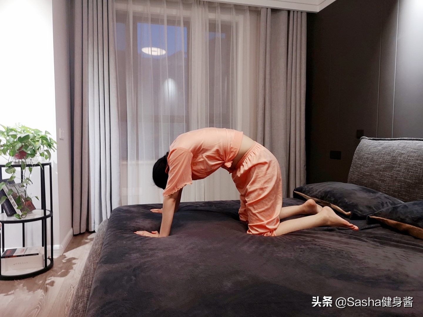 练好下犬式，释放压力，消除背部疼痛