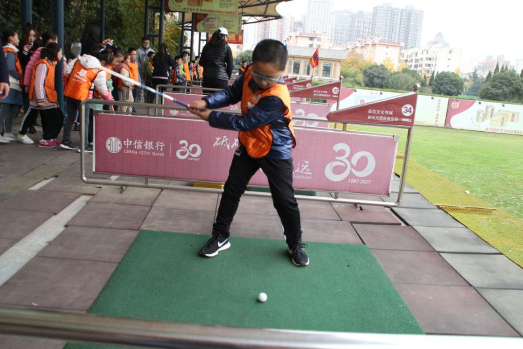 绫虫仼鍥介檯,绫虫仼鍥介檯鑻辫