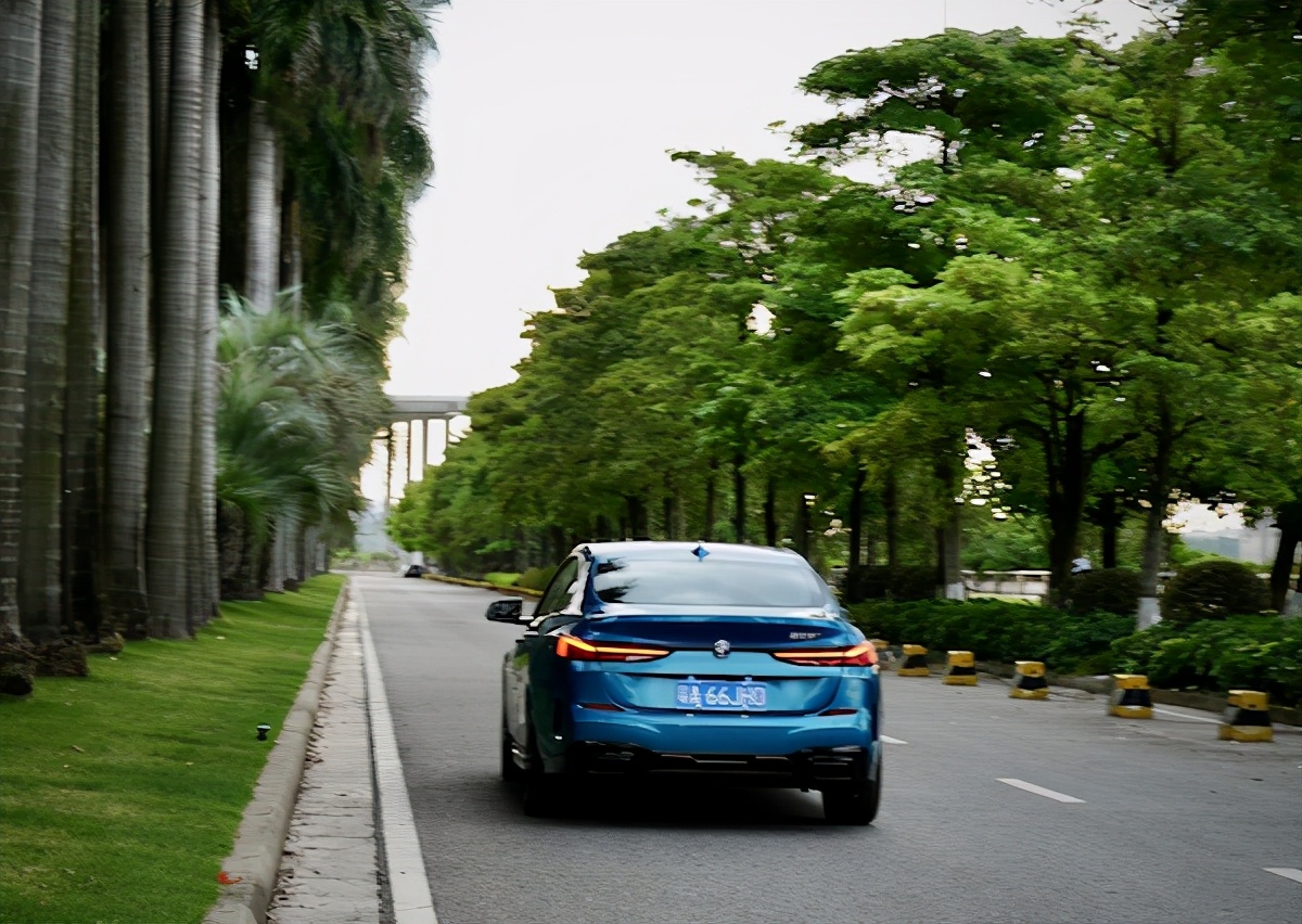 试驾宝马2系四门轿跑｜一辆前驱宝马还有没有后驱的操控灵魂？