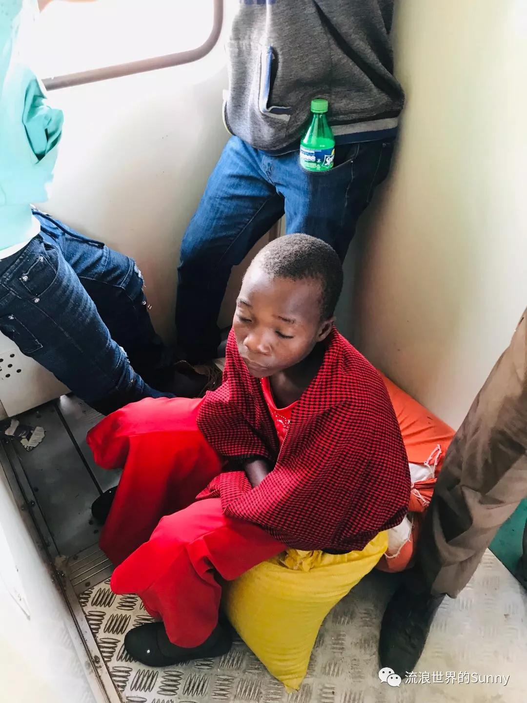 流浪非洲，乘坐中国援建火车去赞比亚，满满的亲切