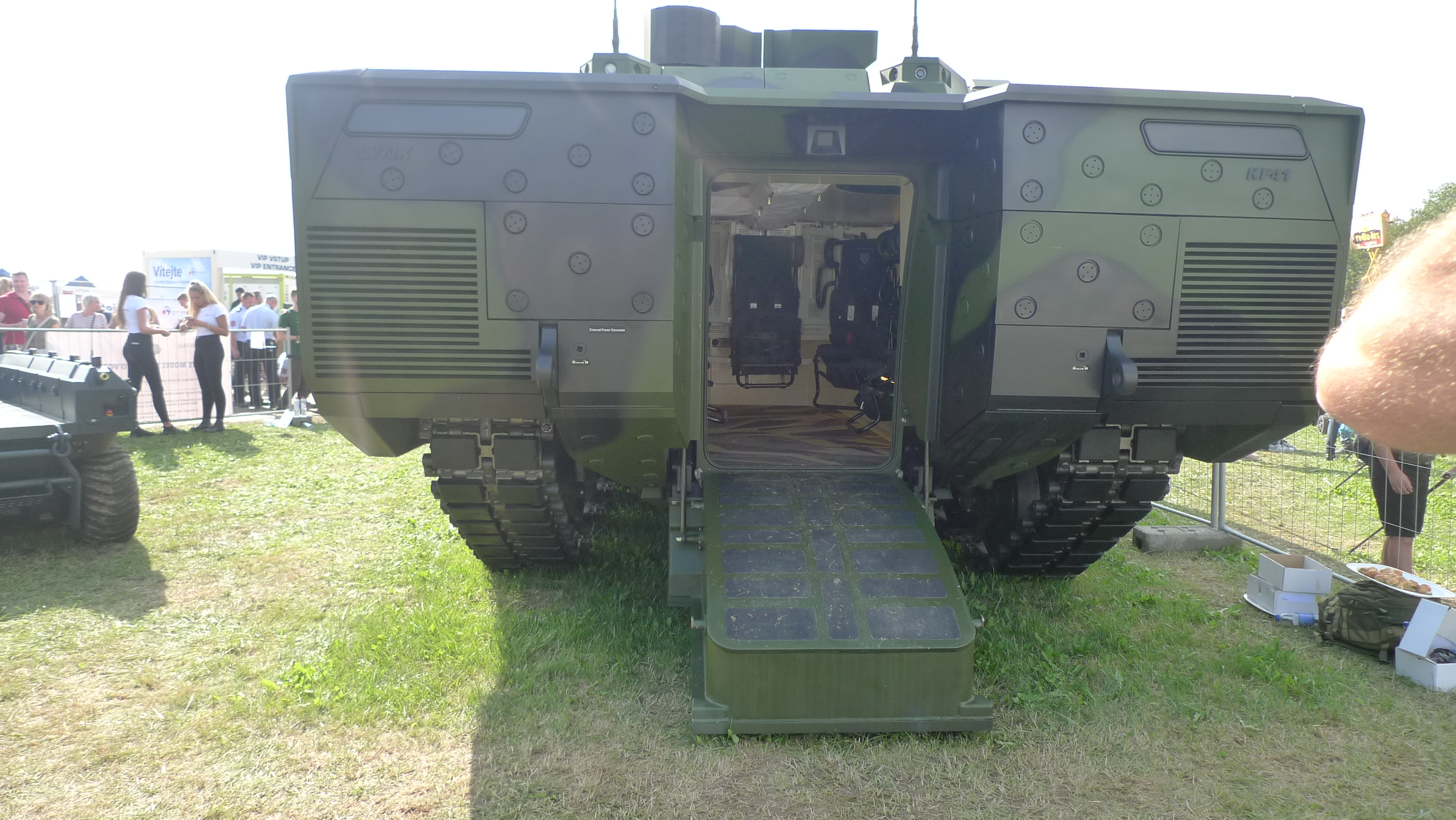 世界上防护能力最强的装甲车,最新山猫kf41步兵战车