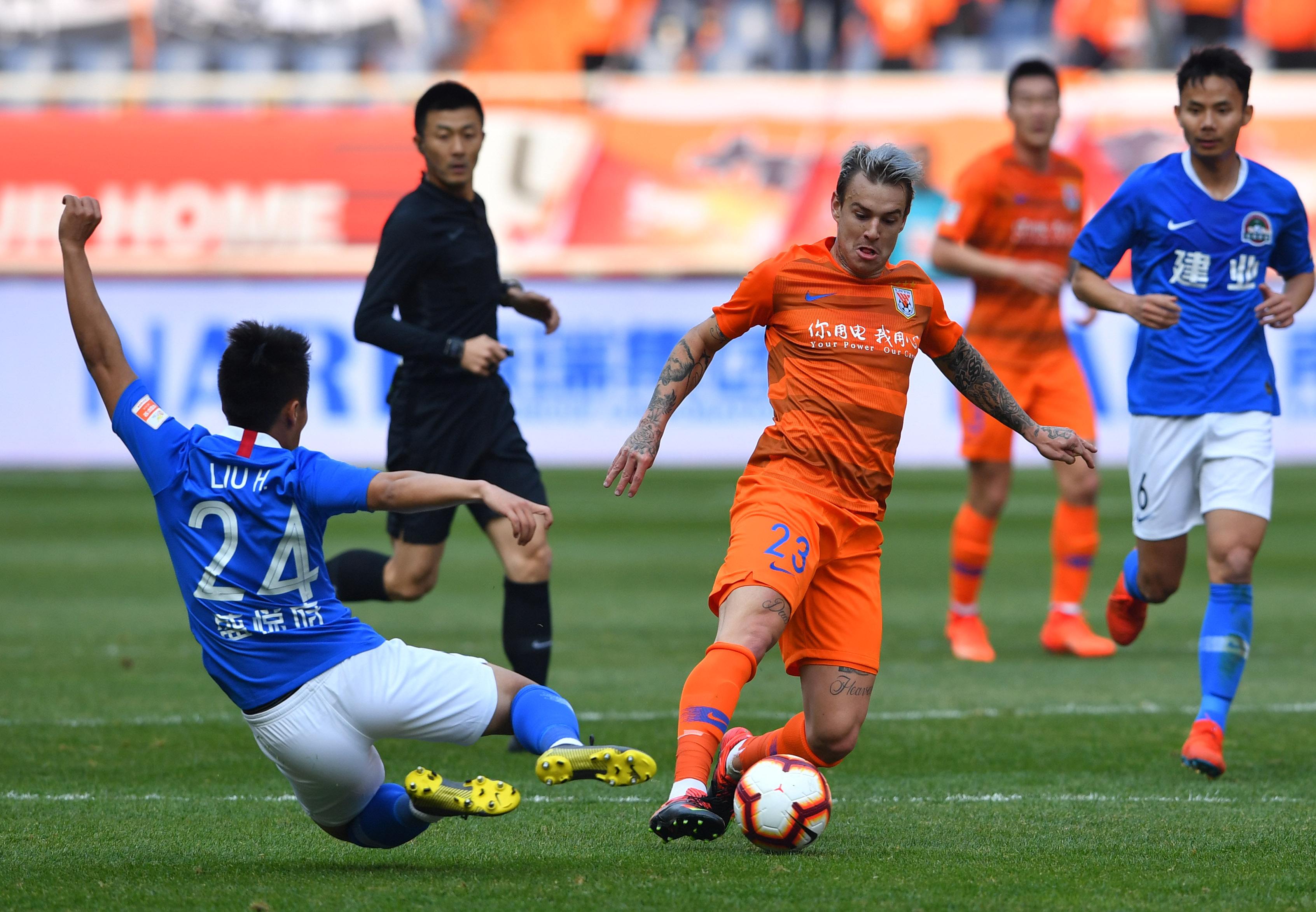 中超裁判组团恶心人,三大主裁5分钟判不出违规,再度刷新下限